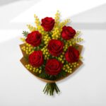 Bouquet con rose rosse e mimosa